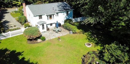 6 Walnut Drive, Southborough