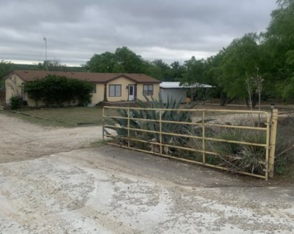 114 Country View Ln, Floresville
