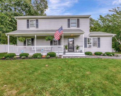 17 Thompson Avenue, East Moriches