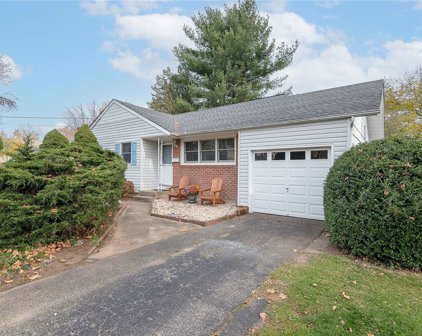 10 Carlson Lane, E. Northport
