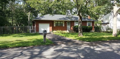 35 Moriches Avenue, Mastic