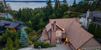 5084 Pinetree Crescent, West Vancouver