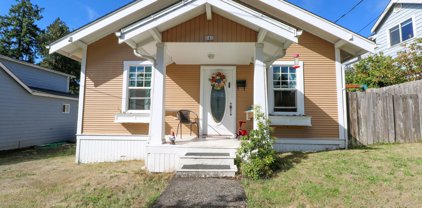 141 N HENRY ST, Coquille