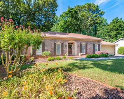 400 Knoll Woods Drive, Roswell