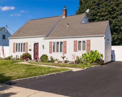 43 Club Lane, Levittown