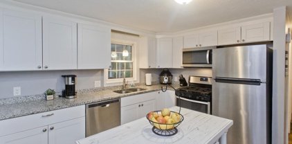139 Upper Beverly Hls, West Springfield