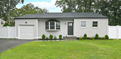 42 Foxwood Drive E, Huntington Sta