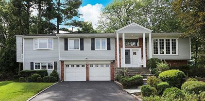 461 Elm Drive, Roslyn