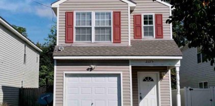 2125 Spadina Avenue, Central Chesapeake