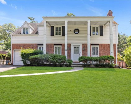 22 Woodland Place, Great Neck
