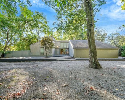 193 Round Swamp Road, Huntington
