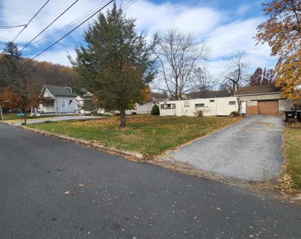115 Oak Ln, Reading