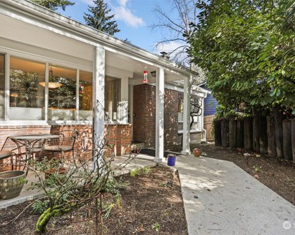 19006 Ballinger Way NE, Lake Forest Park