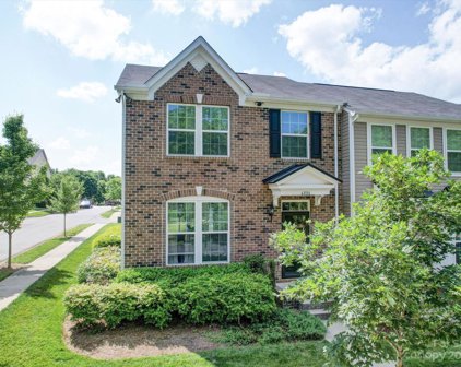 6886 Colonial Garden  Drive, Huntersville