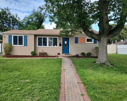 37 18th Avenue, Bay Shore