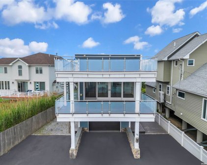 96 Bayview Avenue, Lindenhurst
