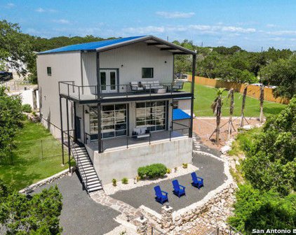 1016 Blue Bill Cove Dr, Lakehills