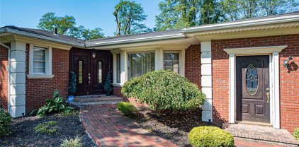 207 Oakwood Road, Huntington