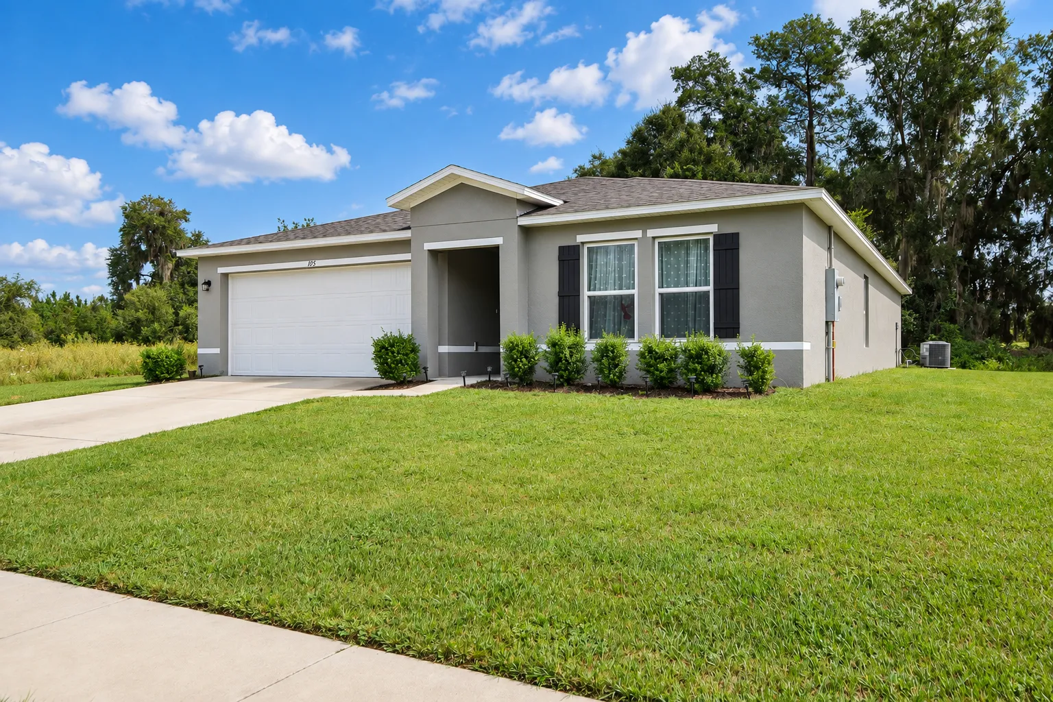Single-story home at 105 Siesta Circle in Welaka Florida