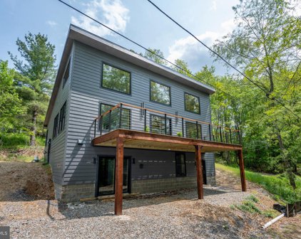 392 Deep Creek Dr, Mc Henry