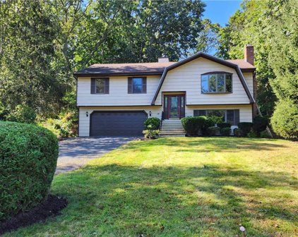 19 Round Hill Road, Trumbull
