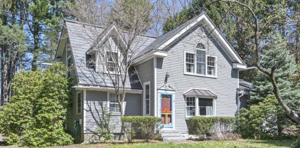 8 Hayward Rd, Wayland