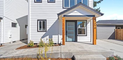 6505 SE Clatsop ST Unit #B, Portland