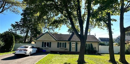 22 Dobie Avenue, Huntington