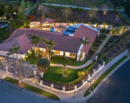 17880  Avenida Puerto Vallarta, Encino