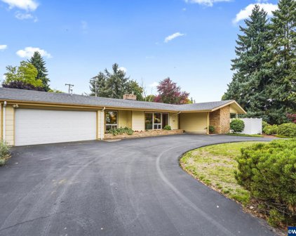 156 Country Club Ln, Albany