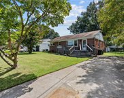 10 Westlawn Drive, Hampton East image