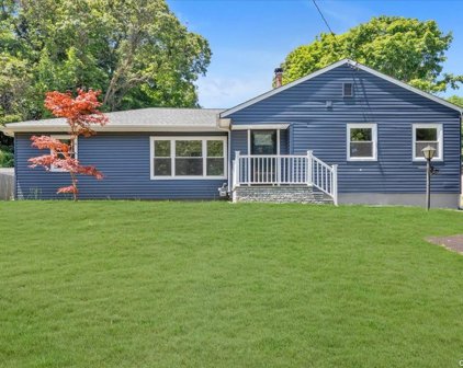 52 Bennetts Road, Setauket