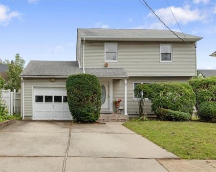 11 Vernon Court, Rockville Centre