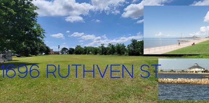 1696 Ruthven, Palacios