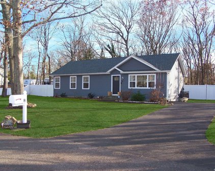 8 Coventry Avenue, Mastic