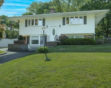 18 Bobcat Lane, E. Setauket
