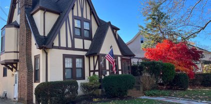 401 Summit Avenue, Cedarhurst