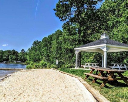 133 Lake Forest Drive, Louisa
