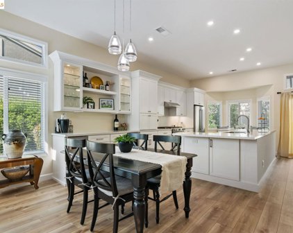 81 Gala Ln, Brentwood
