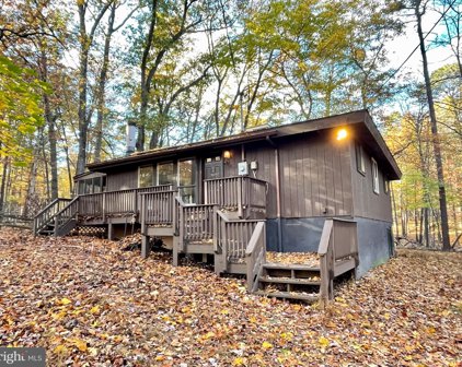 883 The Woods Rd, Hedgesville