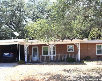 616 Libold Dr, Devine