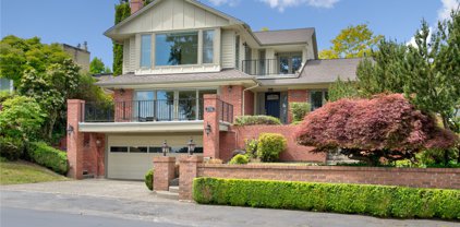 7711 Lakemont Drive NE, Seattle