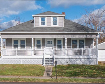 592 Green End Avenue, Middletown