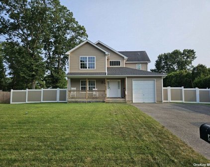 64 Chanel Drive E, Shirley