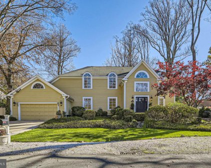 14635 Crossway Rd, Rockville