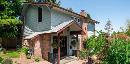 1990 Fairmount Av, Salem