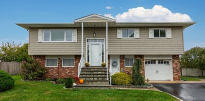 22 Wellbrock Street, Lindenhurst