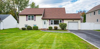 40 Hallock Avenue, Smithtown