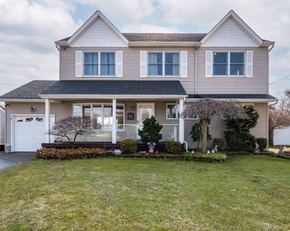 17 Pickwick Drive, Old Bethpage