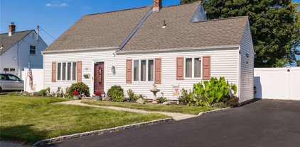 43 Club Lane, Levittown